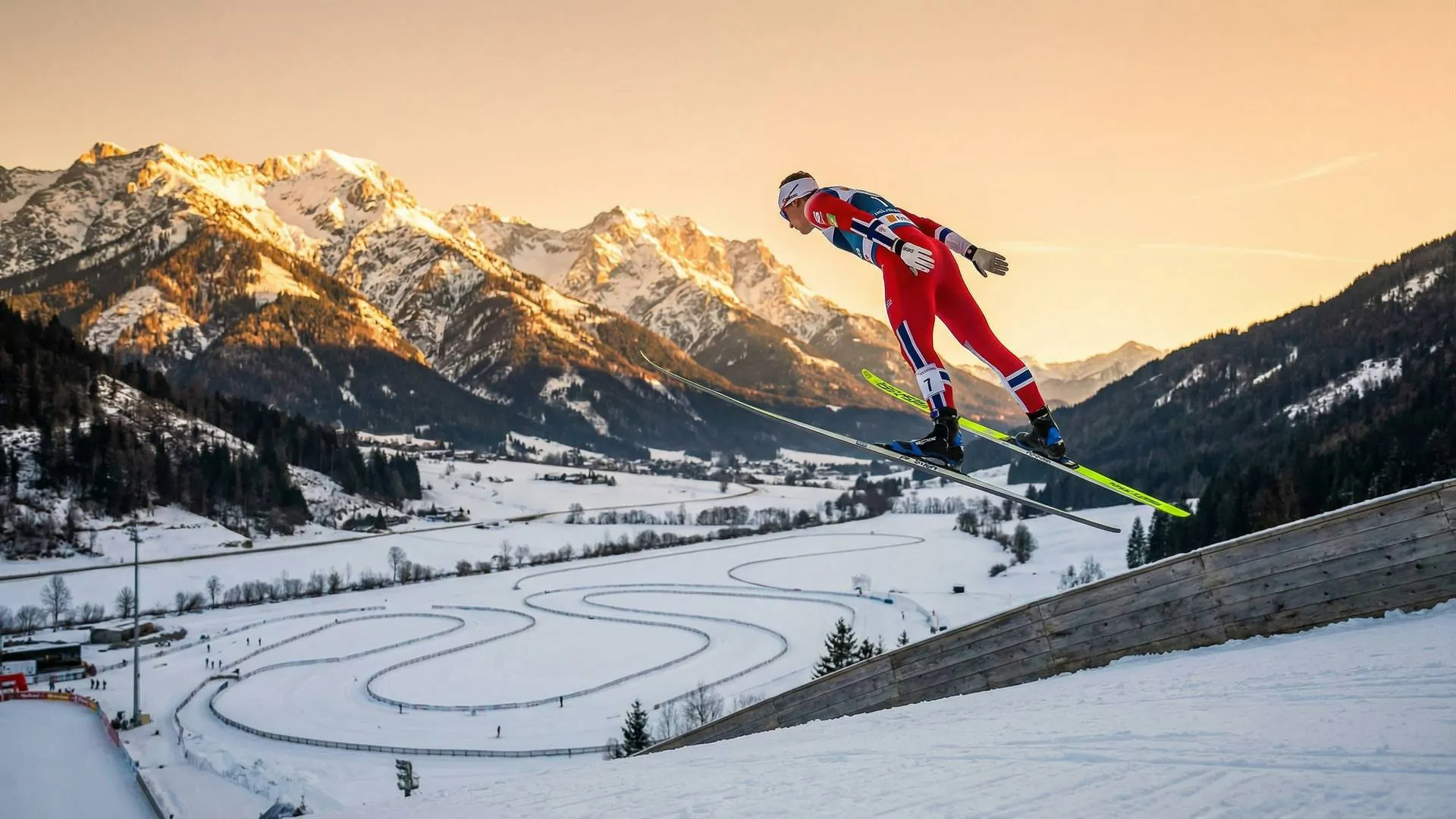 Norsk utøver i nordisk kombinert 2026 under et dramatisk skihopp i Val di Fiemme, med langrennssporet synlig i bakgrunnen.